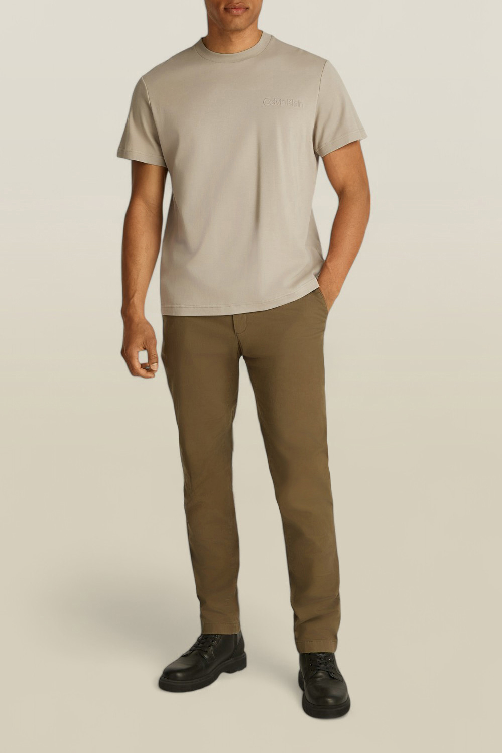 תמונת כל הלוק של חולצת טי